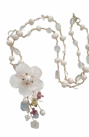 Choker necklace with pendant made with freshwater pearls, mother-of-pearl and quartz. Length 61cm