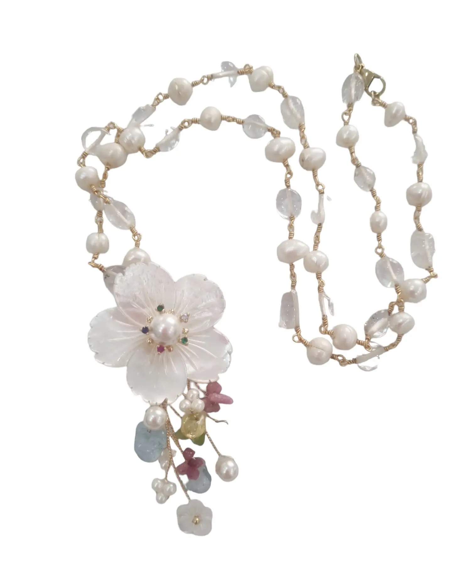 Collar gargantilla con colgante elaborado con perlas de agua dulce, nácar y cuarzo. Longitud 61cm