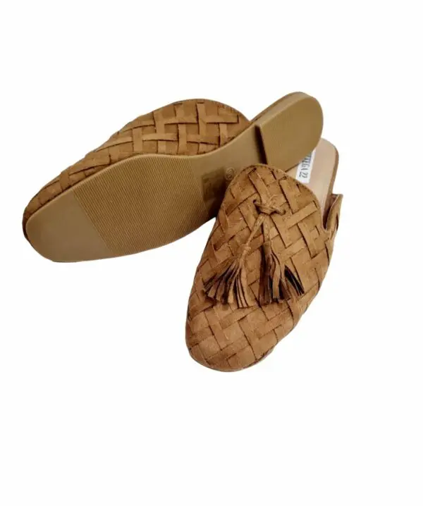 Zapato de ante tejido con borlas, color camel, suela antideslizante elevada de 1,5 cm.
