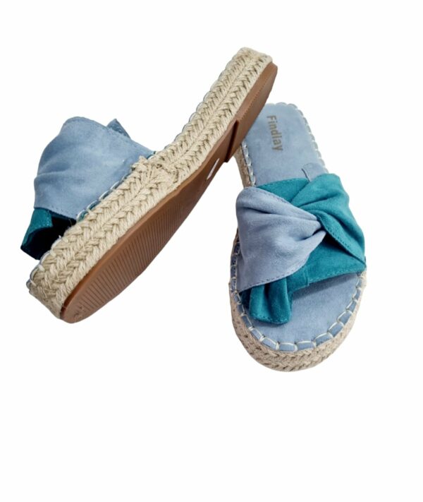 Two-tone suede slipper with 3cm rope height and non-slip sole.