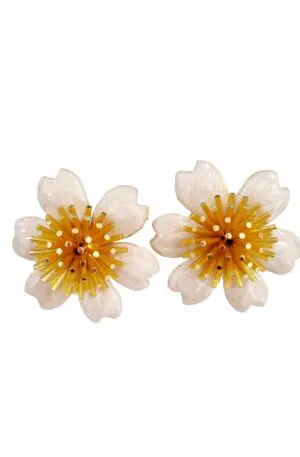 Lappenohrringe mit emaillierten Messingblumen. Gewicht 15 g, Länge 2 cm, Größe 4 cm