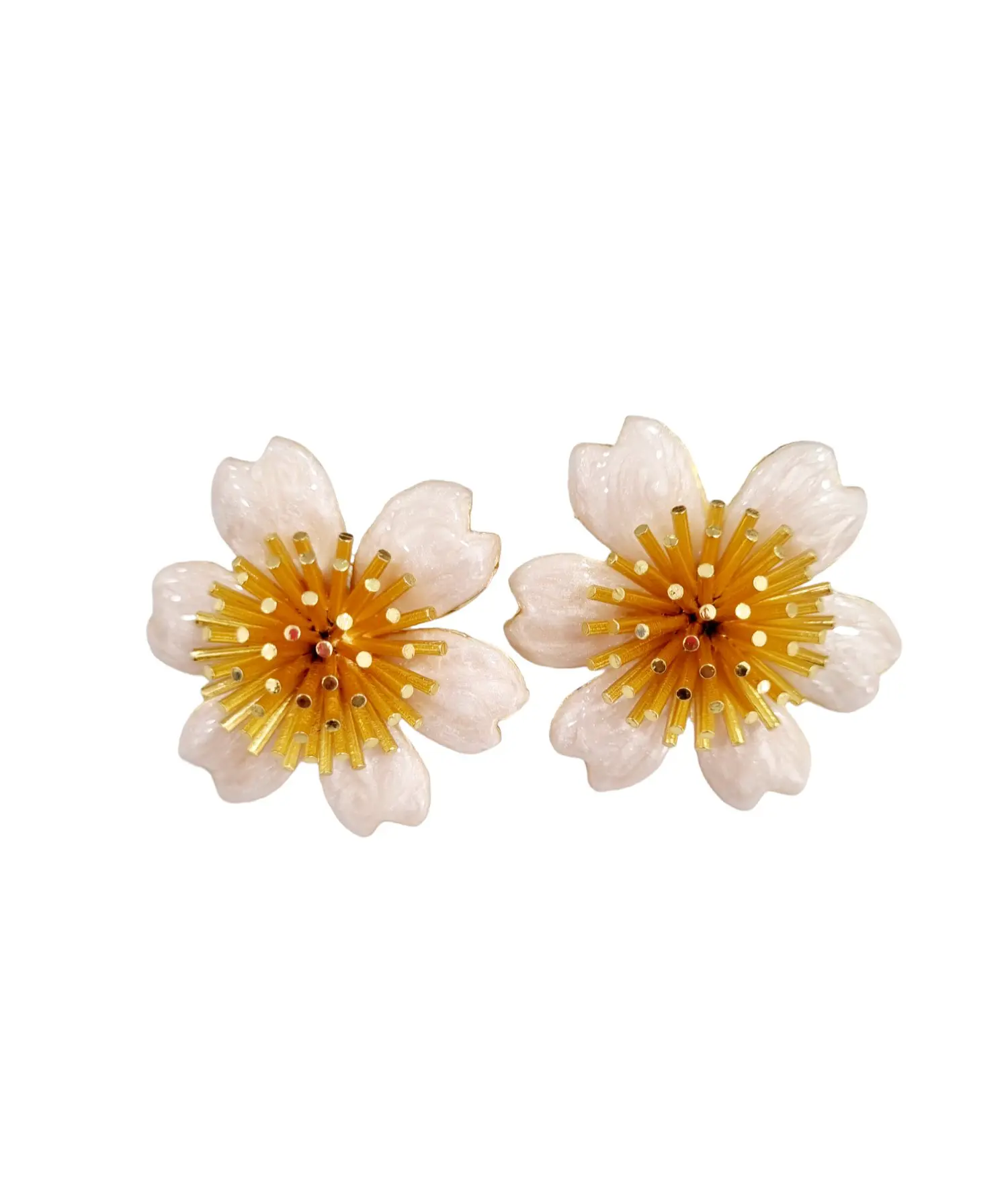 Boucles d'oreilles lobe réalisées avec des fleurs en laiton émaillé. Poids 15g Longueur 2cm taille 4cm