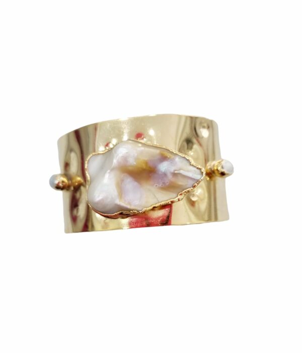 Braccialetto regolabile in ottone battuto con perle di fiume e incastonature di perle Scaramazza