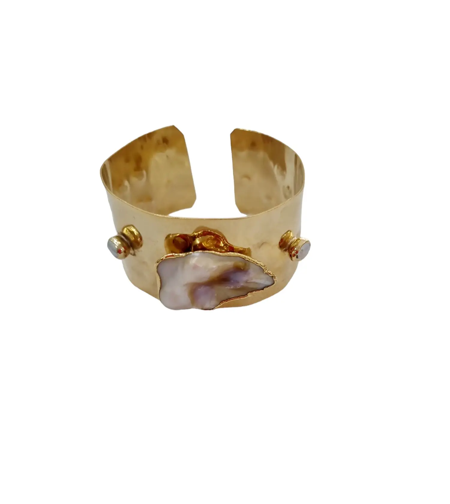 Verstellbares Armband aus geschlagenem Messing mit Süßwasserperlen und Scaramazza-Perlenfassungen