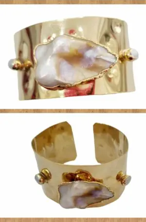 Verstellbares Armband aus geschlagenem Messing mit Süßwasserperlen und Scaramazza-Perlenfassungen
