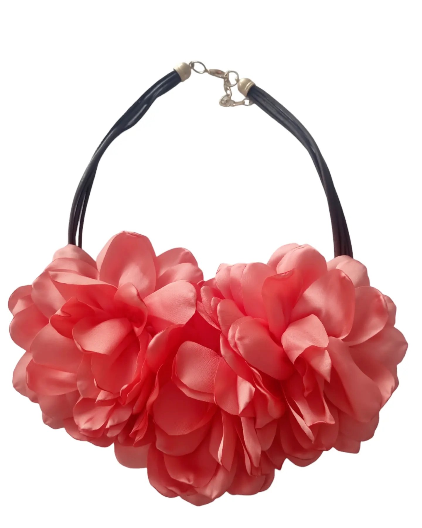 Collana girocollo realizzata con fiori in tessuto.
Lunghezza regolabile 58cm
Colori corallo