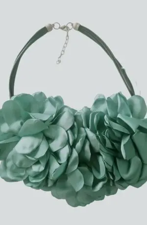 Collana girocollo realizzata con fiori in tessuto.
Lunghezza regolabile 58cm
Colori verde