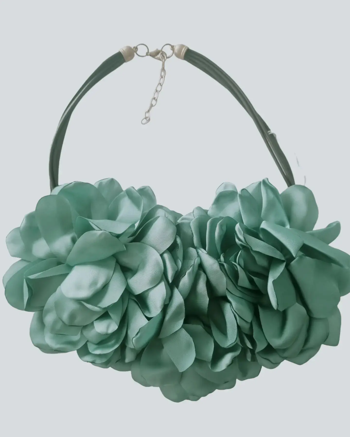 Collana girocollo realizzata con fiori in tessuto.
Lunghezza regolabile 58cm
Colori verde