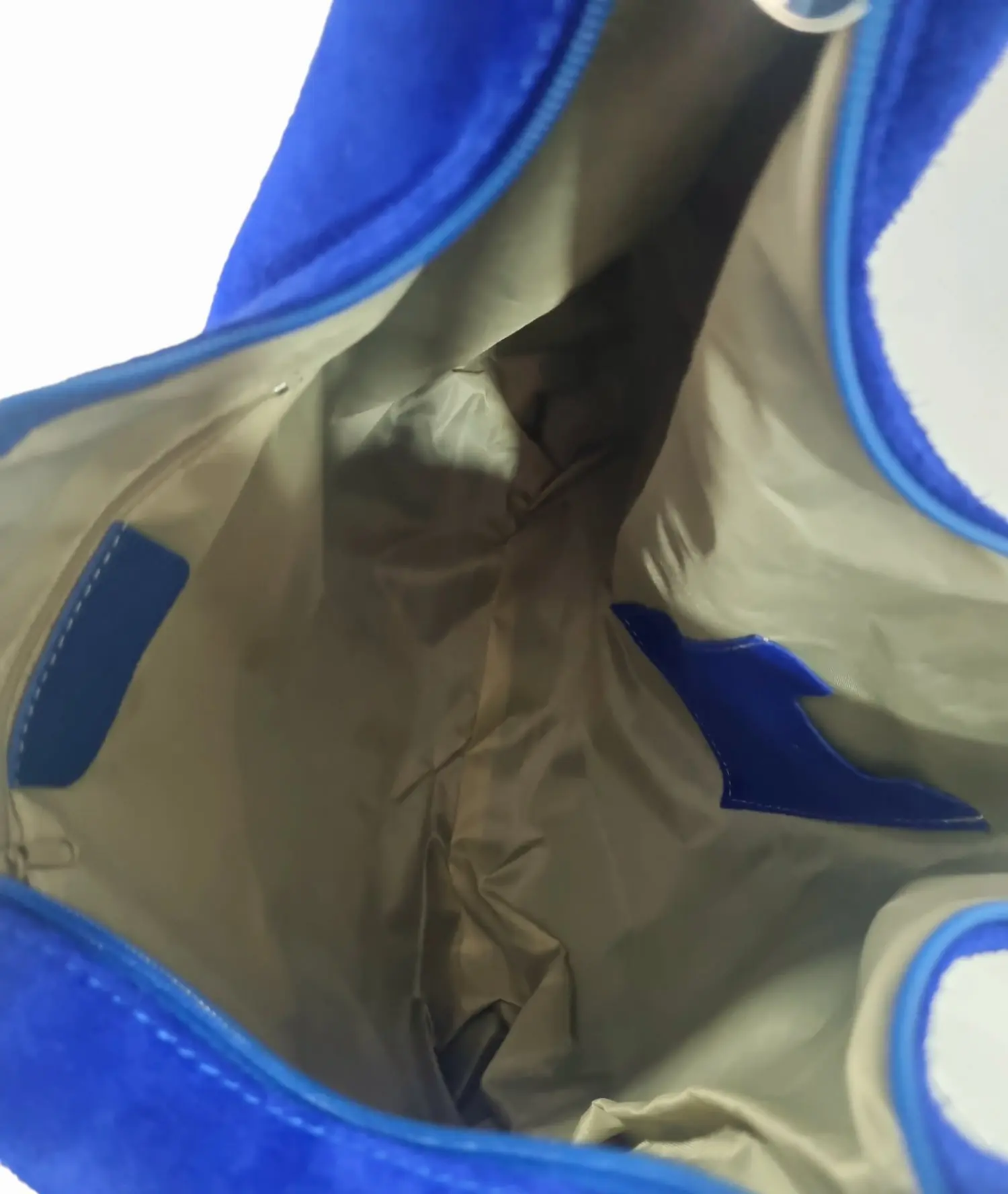 Elektrisch blaue Wildledertasche mit silbernem Besatz, Reißverschluss, gefüttertem Innenraum mit seitlicher Wildledertasche für Mobiltelefon und Reißverschlusstasche. Zertifiziertes Echtleder, hergestellt in Italien. Maße L 43 H 34, Griffbreite 29 cm