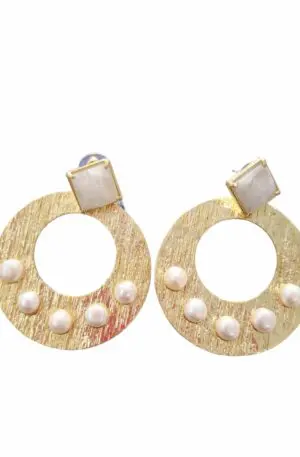 Boucles d'oreilles réalisées avec des perles de rivière en laiton et du quartz. Longueur 6cm poids 19,2gr