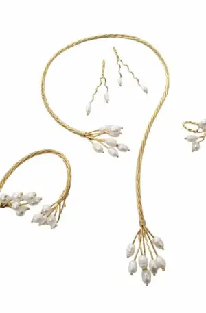 Conjunto: collar, pendientes, pulsera y anillo ajustable elaborado en latón y perlas de agua dulce.