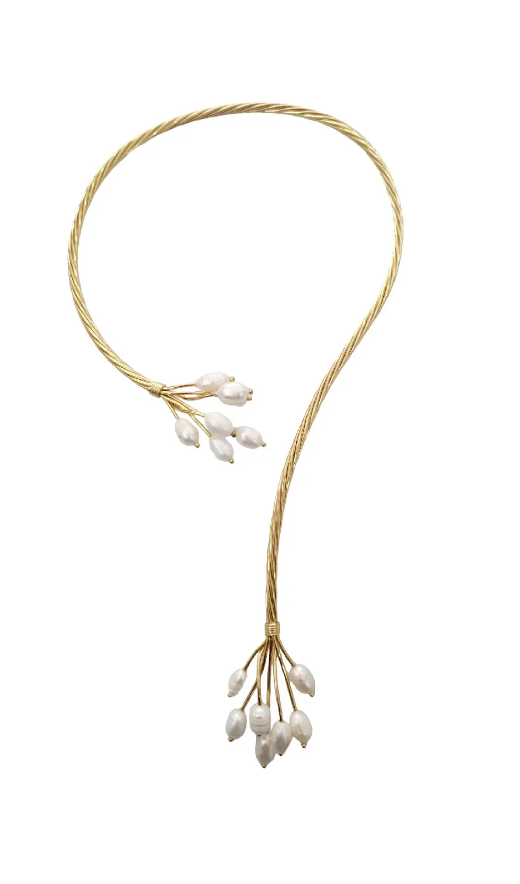 Conjunto: collar, pendientes, pulsera y anillo ajustable elaborado en latón y perlas de agua dulce.