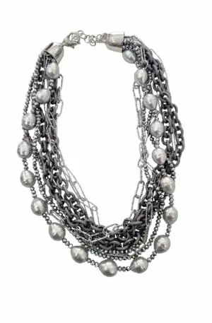 Halskette aus grauen Maioraca-Perlen, Kristallen und hypoallergenen hell- und dunkelgrauen Satinketten. Länge verstellbar: 58 cm