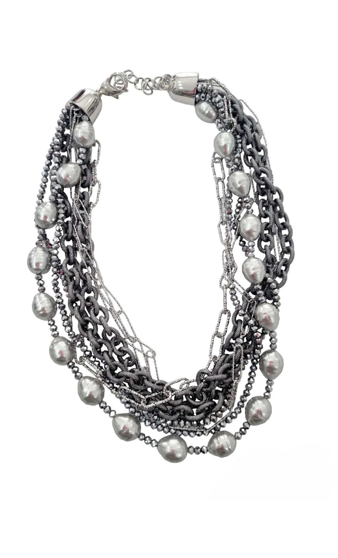 Collar gargantilla elaborado con perlas de maioraca gris, cristales y cadenas hipoalergénicas de raso gris claro y oscuro. Largo regulable 58cm.