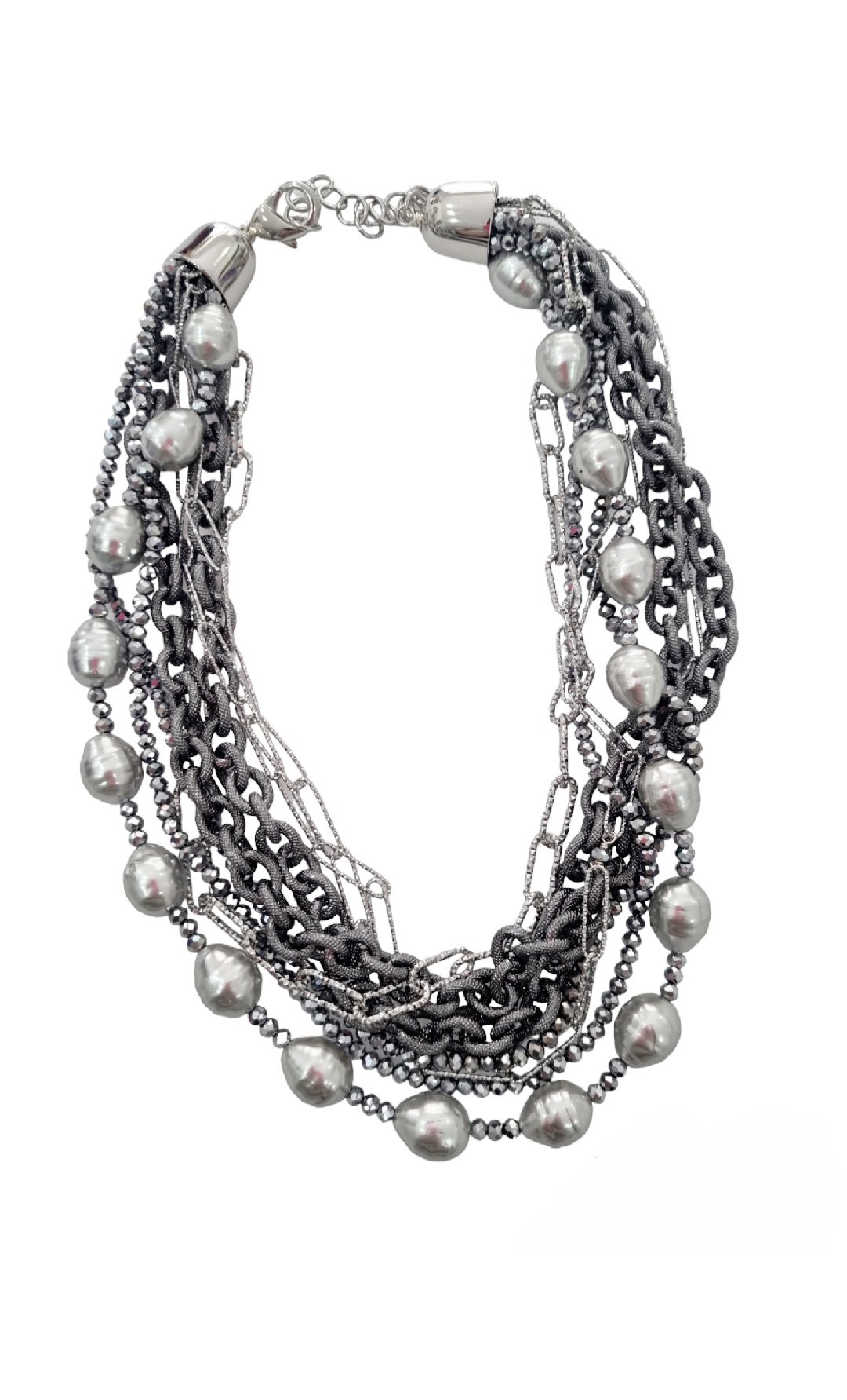 Collana girocollo realizzata  con perle di maioraca grigie, cristalli e catene satinate grigio chiaro e scuro anallergiche .Lunghezza regolabile 58cm