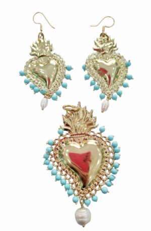 Ensemble composé de boucles d'oreilles et pendentif sacré coeur en pâte de turquoise, perles de rivière et perle baroque. Boucles d'oreilles poids 5,3gr longueur 8cm.