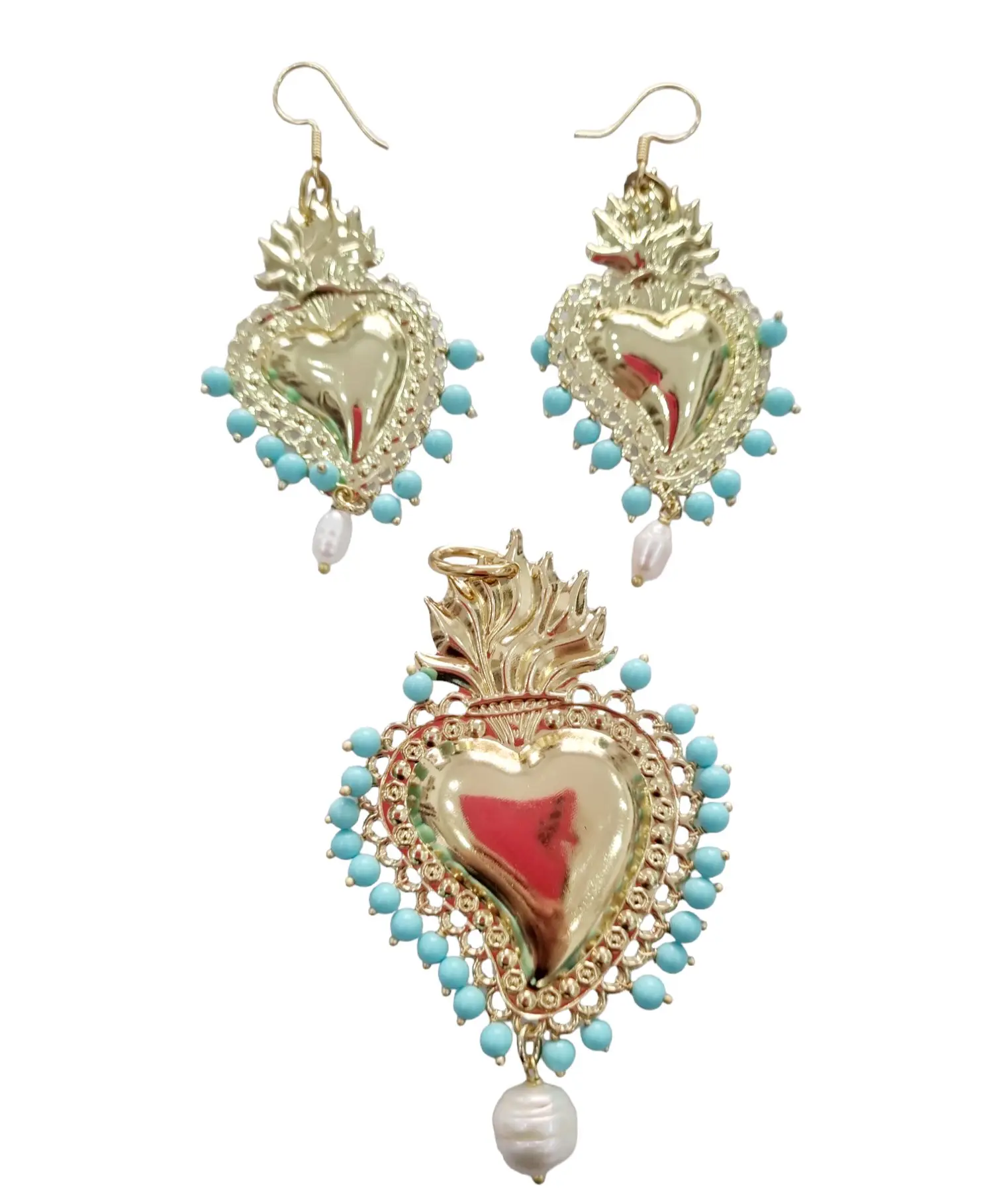Ensemble composé de boucles d'oreilles et pendentif sacré coeur en pâte de turquoise, perles d'eau douce et perle baroque. Boucles d'oreilles poids 5,3gr longueur 8cm