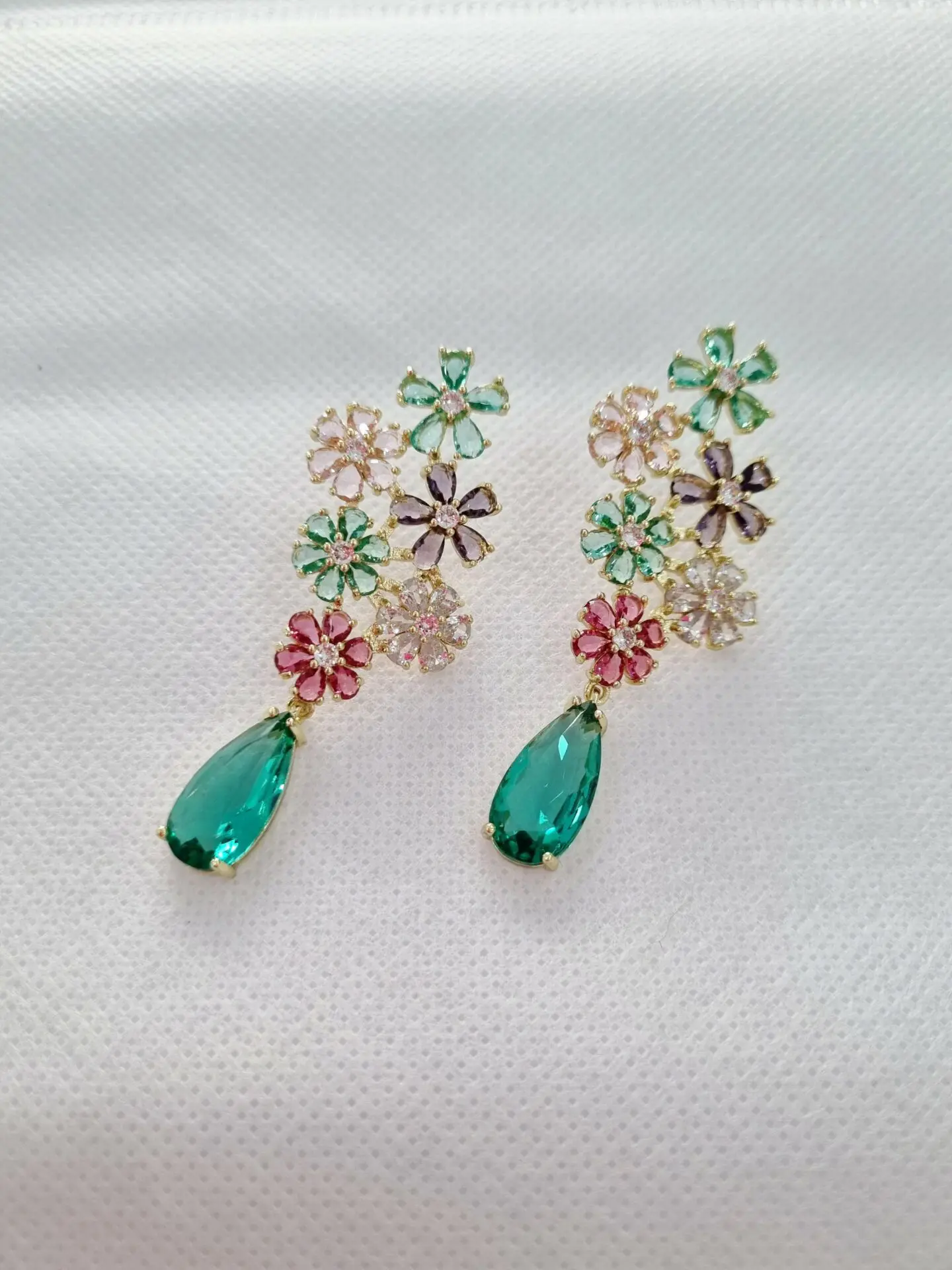 Boucles d'oreilles composées de fleurs multicolores et goutte cristalloïde Longueur 6cm Poids 6,9g.