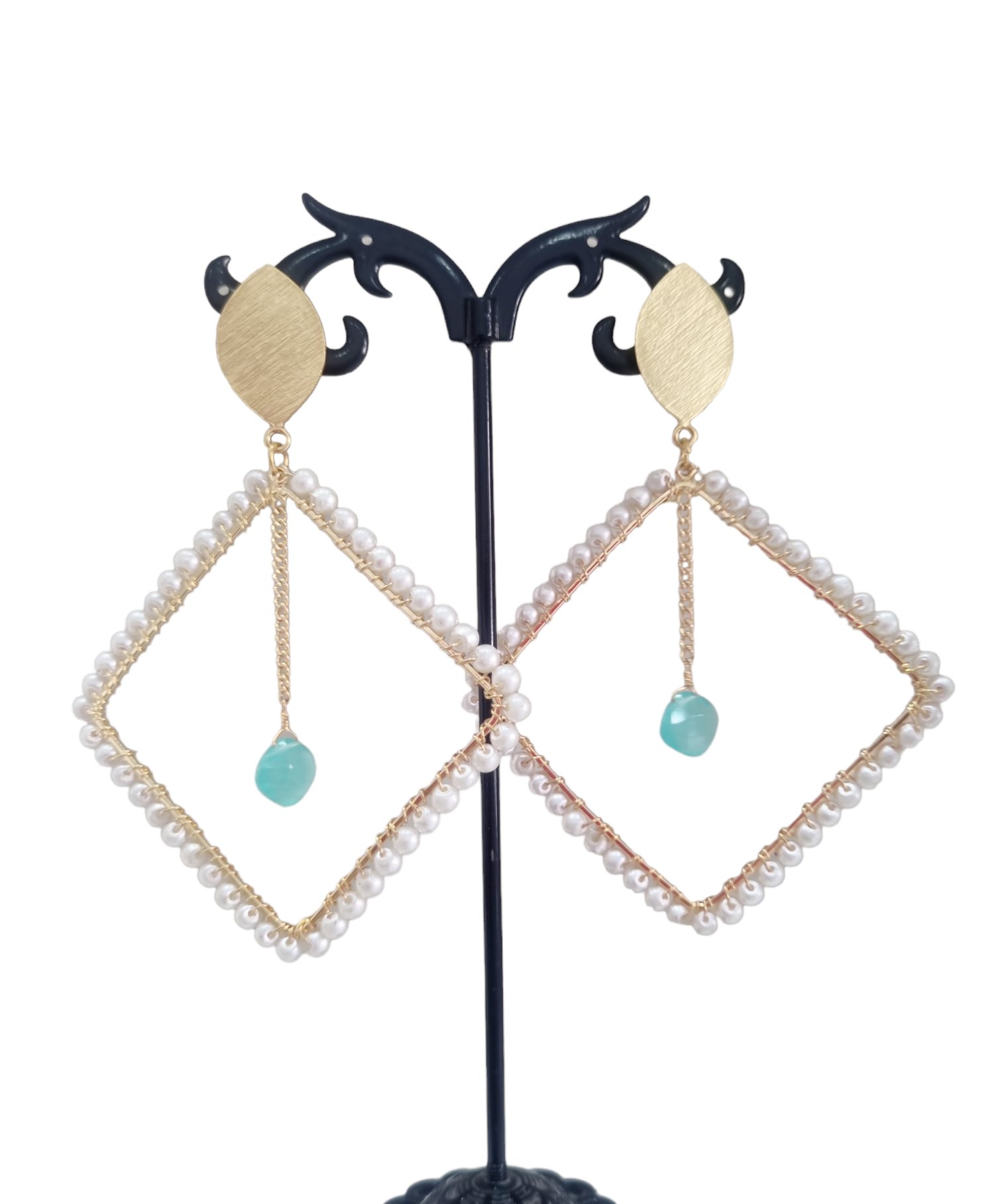 Earrings made with Majorca pearls and quartz. Golden brass elements. Length 8.5cm Weight 6.8gr