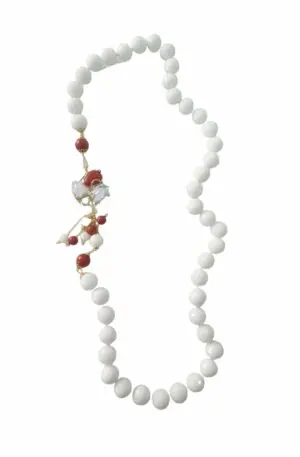 Collana realizzata con agata bianca, perle di maiorca e perle di fiume. elementi dorati in ottone. Lunghezza 80cm