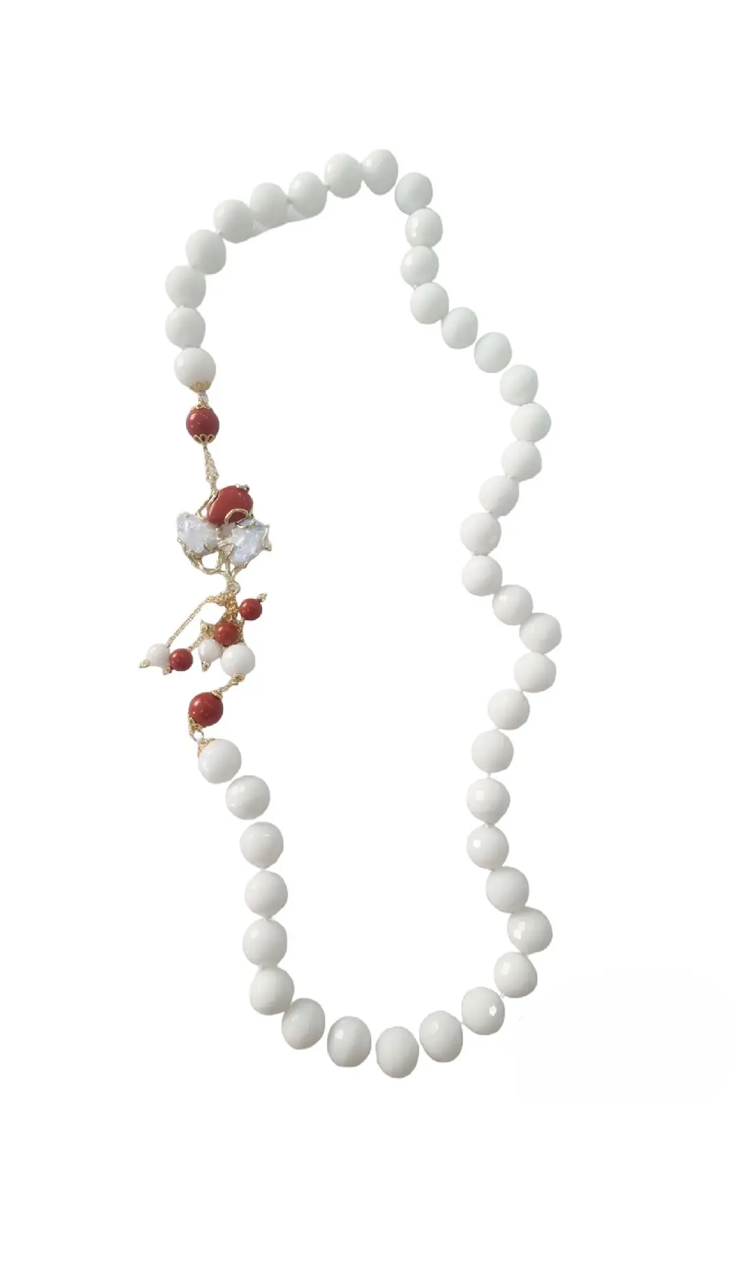 Collana realizzata con agata bianca, perle di maiorca e perle di fiume. elementi dorati in ottone. Lunghezza 80cm