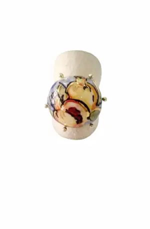 Anello regolabile su base in ottone con melograni dipinti su ceramica di Caltagirone.
