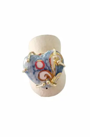 Anello regolabile su base in ottone con cuore dipinto su ceramica di Caltagirone.