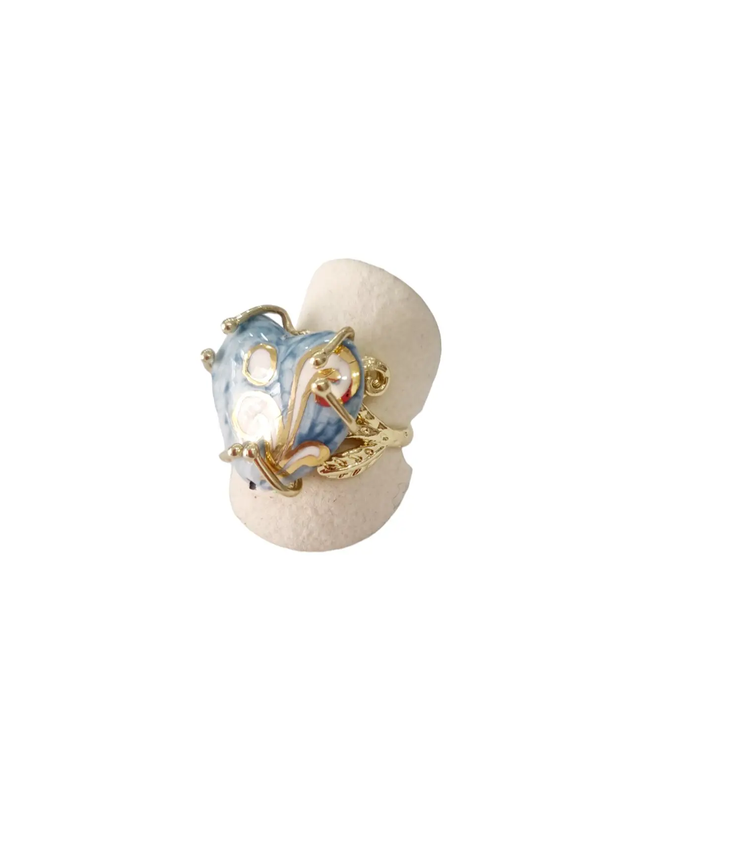 Anello regolabile su base in ottone con cuore dipinto su ceramica di Caltagirone.