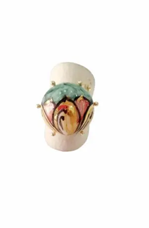 Anello regolabile su base in ottone con fiori dipinti su ceramica di Caltagirone.