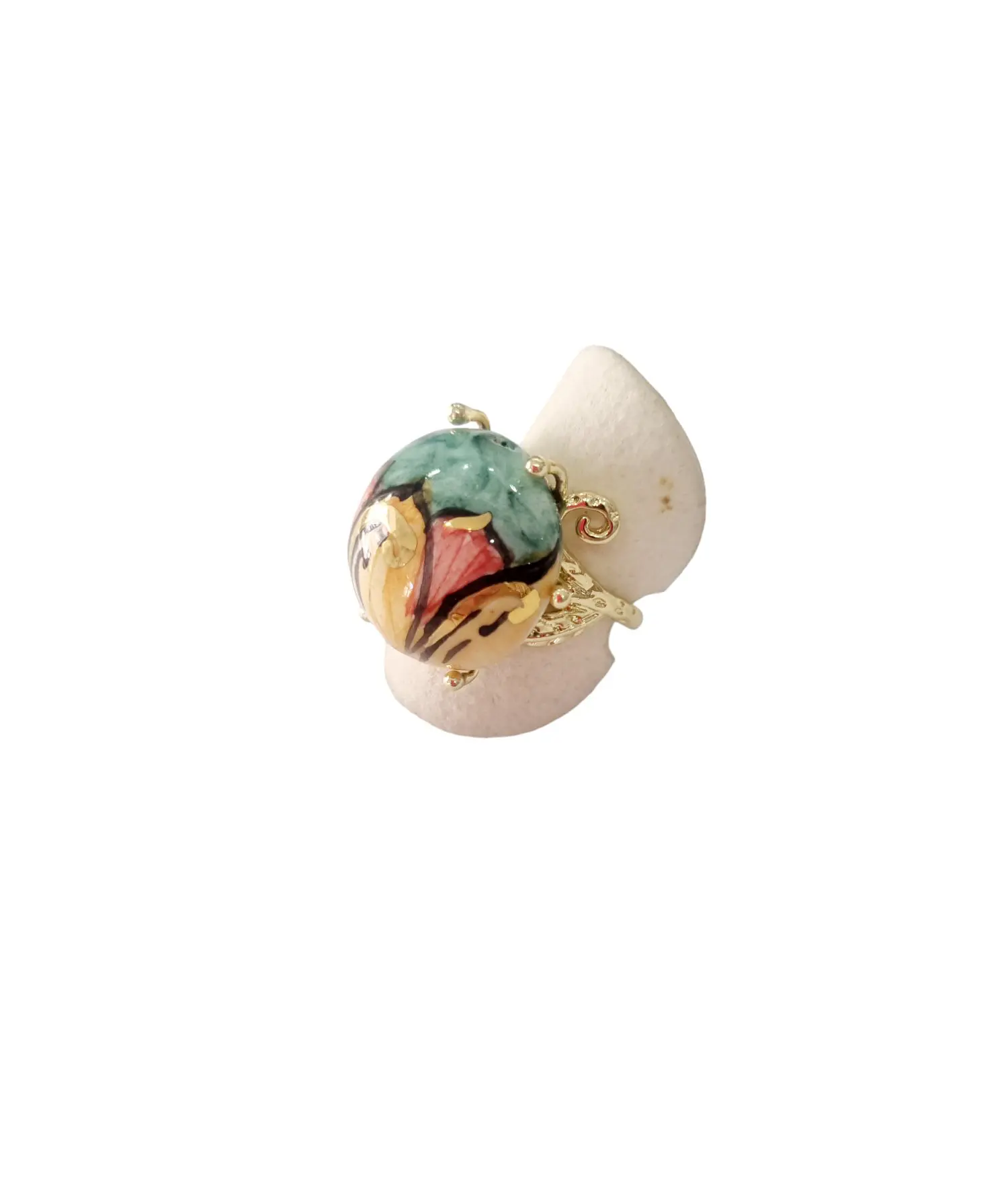 Anello regolabile su base in ottone con fiori dipinti su ceramica di Caltagirone.