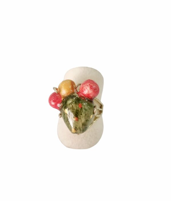 Anello regolabile su base in ottone con cactus dipinto su ceramica di Caltagirone.