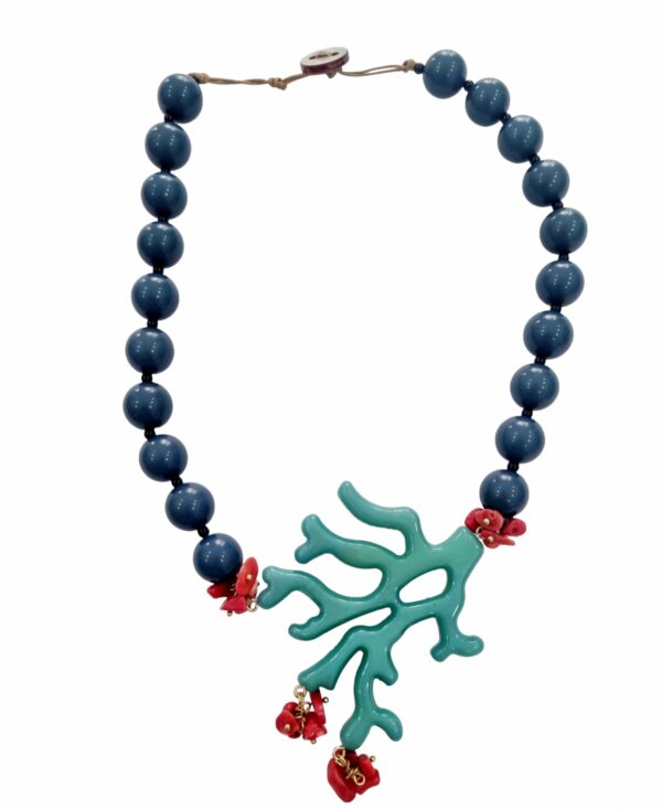 Adjustable choker necklace made with resins in various shapes: round, coral branch and coral. Button closure. Length 56cm