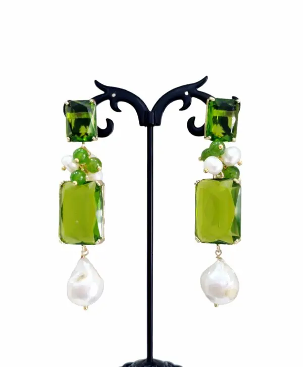 Orecchini realizzati  con  cristalli verde acido, agata, perle di fiume e perle scaramazze Lunghezza 8 cm Peso 19.2gr