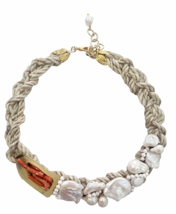 Collar gargantilla elaborado artesanalmente con cuerda trenzada, perlas barrocas, perlas scaramazza y perlas mallorquinas, coral y hueso. Elementos de latón dorado. Longitud ajustable
