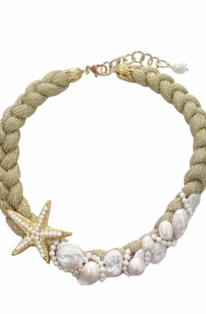 Collana girocollo reagolabile realizzata artigianalmente con cordone dorato laminato intrecciato,perle scaramazze,perle barocche,perle di maiorca e stella in ottone.