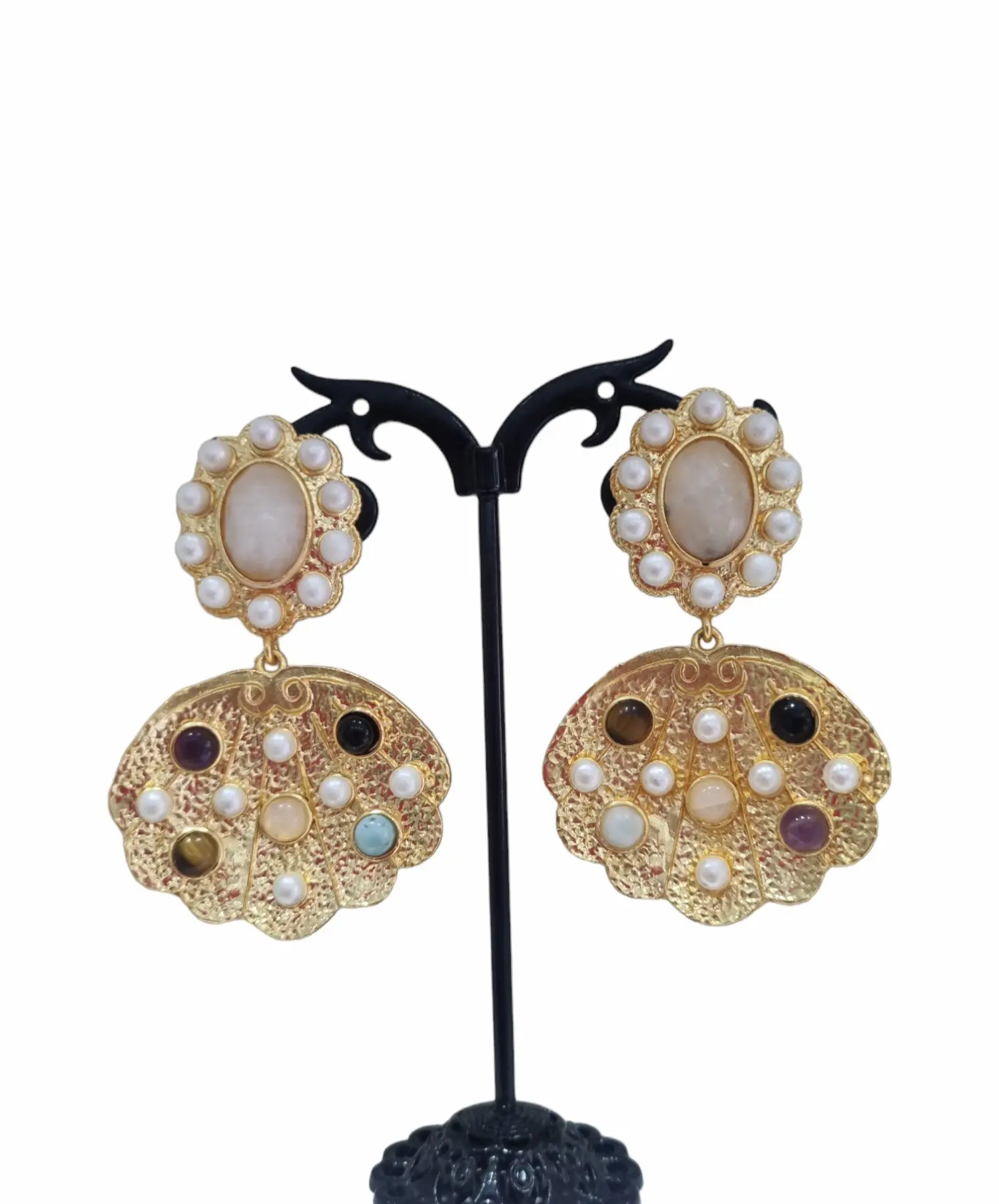 Orecchini  realizzati con pietre naturali e perle incastonate nell ottone.
Peso 13.3gr
Lunghezza 6cm