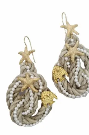 Orecchini realizzati artigianalmente con cordone, perle di maiorca ed elementi dorati marini in ottone. Lunghezza 8cm Peso 11gr