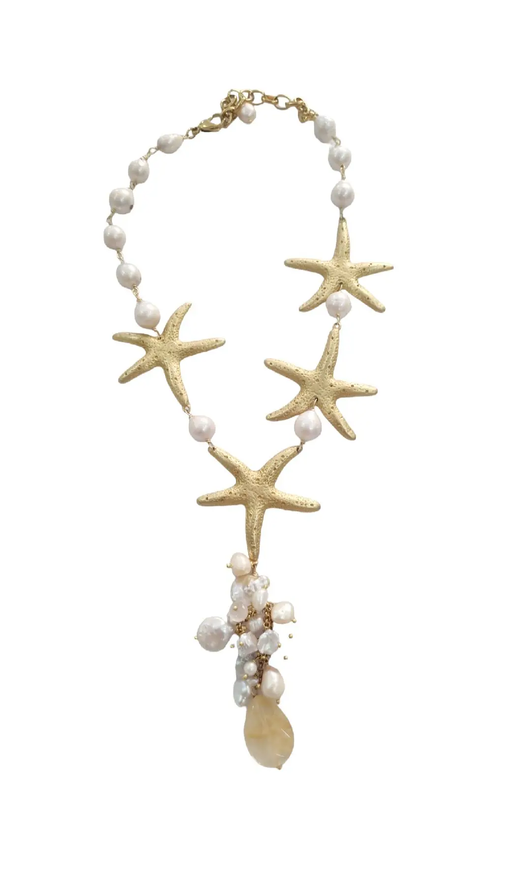 Collana girocollo con pendente realizzata artigianalmente con stelle in ottone, perle scaramazze e quarzi. Lunghezza girocollo 55 cm Lunghezza pendente 12cm