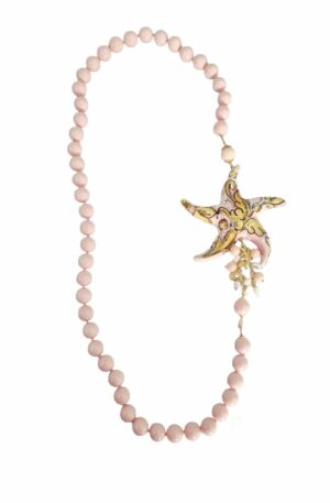 Collana realizzata con pasta di corallo rosata, perle di fiume, charms dorati e stella in ceramica di Caltagirone. Lunghezza 75cm Spedizione Gratuita