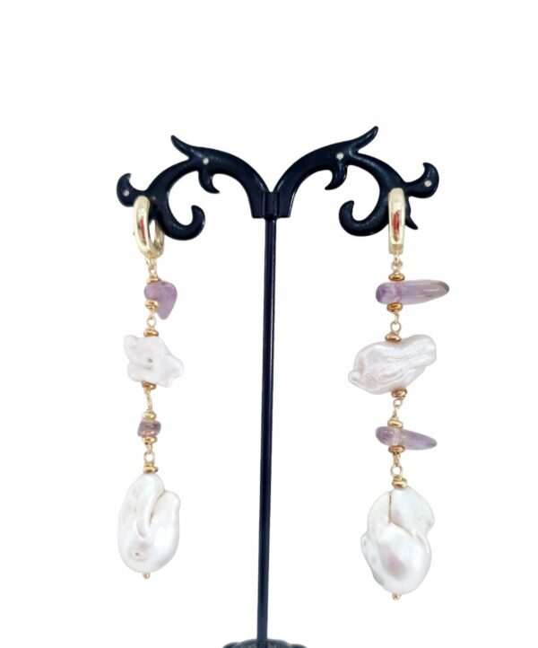 Earrings made with irregular river pearls, scaramzza pearl and amethyst. Closure with closed steel ring. Weight 10.5gr Length 8cm Free shipping