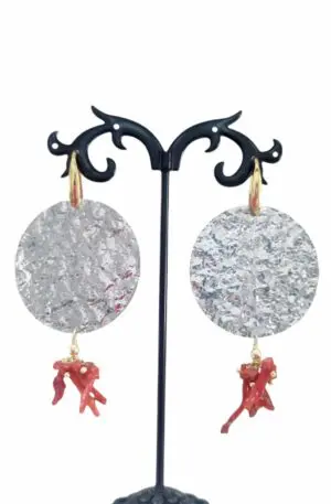 Earrings made with a round plate in silver-plated beaten brass, coral branches, and a golden earwire. Weight 8gr Length 8cm Free Shipping