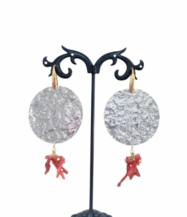 Earrings made with a round plate in silver-plated beaten brass, coral branches, and a golden earwire. Weight 8gr Length 8cm Free shipping