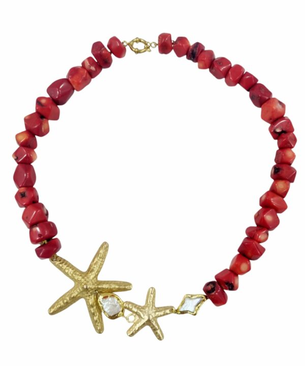 Collana girocollo realizzata artigianalmente con corallo bambù stelle in ottone e perle di fiume  piatte con contorno dorato. Chiusura in acciaio.Lunghezza 50cm Spedizione Gratuita