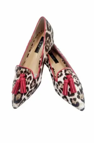 Mocassino scamosciato animalier maculato largo con nappine e contorno rosso. Suola antiscivolo. Tacchetto 2.5cm. Spedizione Gratuita