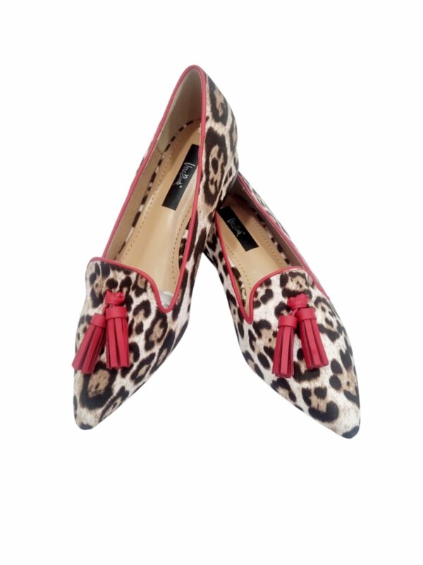 Mocassino scamosciato animalier maculato largo con nappine e contorno rosso. Suola antiscivolo. Tacchetto 2.5cm. Spedizione Gratuita