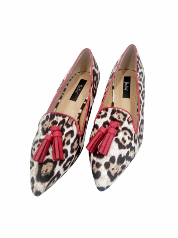 Mocassino scamosciato animalier maculato largo con nappine e contorno rosso. Suola antiscivolo. Tacchetto 2.5cm. Spedizione Gratuita