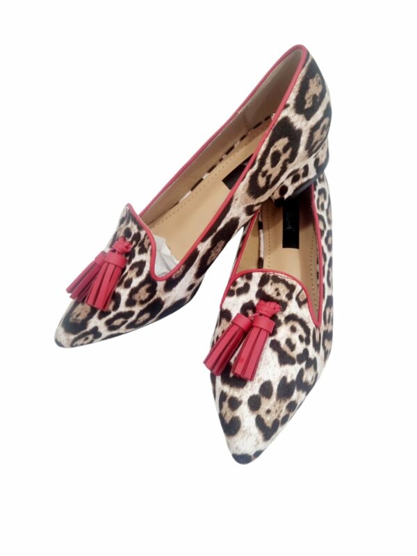 Mocassino scamosciato animalier maculato largo con nappine e contorno rosso. Suola antiscivolo. Tacchetto 2.5cm. Spedizione Gratuita