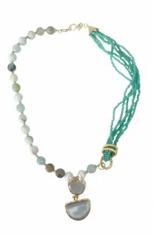 Collana girocollo regolabile, realizzata artigianalmente con agata, cristalli e ciondolo occhio di gatto contornato da ottone. Lunghezza 50cm Spedizione Gratuita