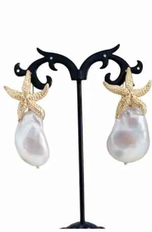 Orecchini realizzati con stella in argento925 placcato oro e perla scaramzza grande.
Lunghezza 5 cm
Peso 13.3gr Spedizione Gratuita