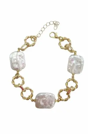 Bracciale realizzato con catena dorata in ottone e perle di fiume piatte.
Lunghezza regolabile 24cm Spedizione Gratuita